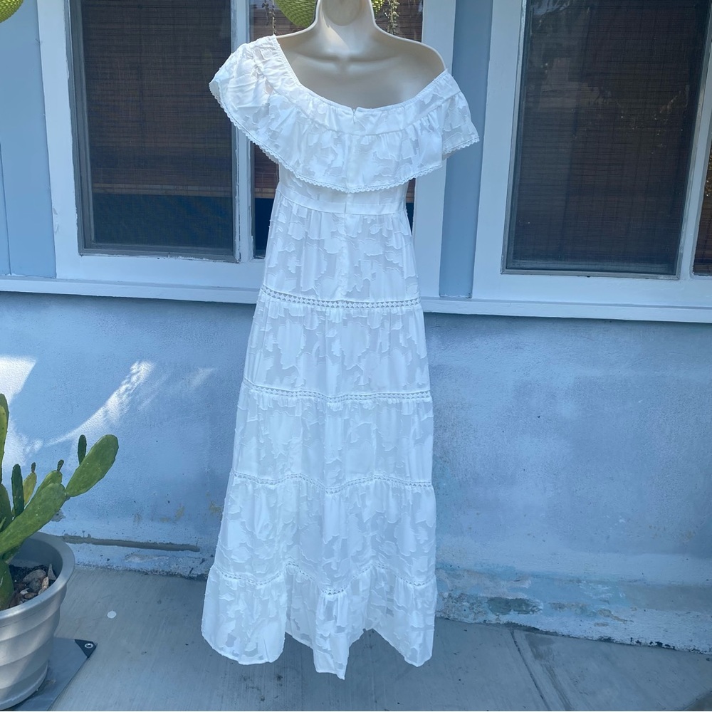 NWT WHITE OFF-THE-SHOULDER RUFFLED LACE MAXI DRESS Medium - Picture 12 of 17